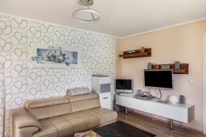 a living room with a couch and a desk at Ferienhaus 257 in Zadelsdorf