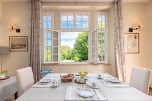 a dining room with a table and a window at B&B Clerval - Maison d'hôtes et Gîtes in Dragey +54 photos
