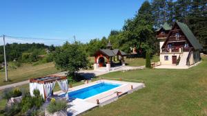 an aerial view of a house with a swimming pool at Apartman Brezuljak Banja Luka Cokorska polja in Macanovići