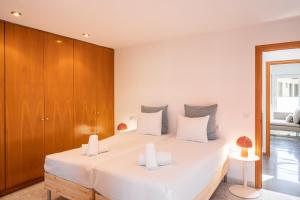 a bedroom with a large white bed with white pillows at Majordoms Ponent in Banyoles