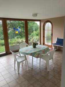 a dining room with a table and white chairs at Ferienwohnung Loni in Kulmbach