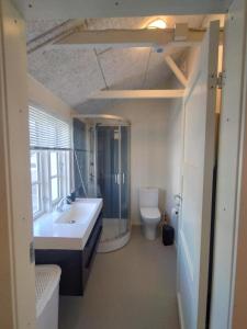 a bathroom with a tub and a sink and a toilet at Byhus Vejle in Vejle