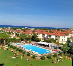 an overhead view of a swimming pool in a resort at Residence di Raul in Porto Recanati