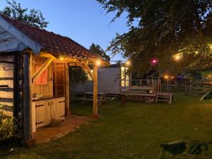 a backyard with a wooden pavilion with a picnic table at Bed & Bloemen in Niebert