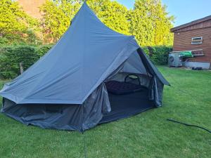 a blue tent in the grass in a yard at Frifelt Kro Almost Glamping telt in Frifelt