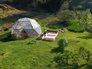 an aerial view of a tent in a field at Vakker perle nær sjøen in Villanger