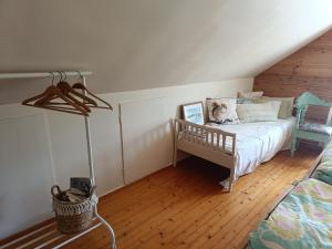 a bedroom with a crib with a cat on it at Vakker perle nær sjøen in Villanger