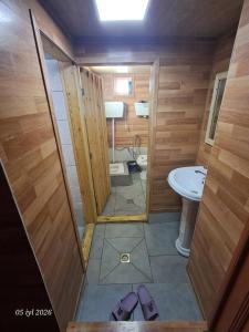 a small bathroom with a toilet and a sink at Elvin in Küsnǝtqazma