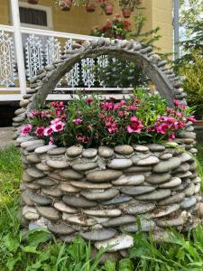 a basket filled with flowers in a yard at Chelo Guest House in Kutaisi +20 photos