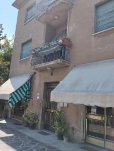 a building with two umbrellas on the side of it at Alice House in Arceto