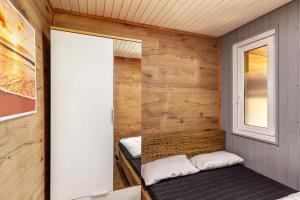 a small room with a bed and a window at Ferienhaus 204 in Zadelsdorf