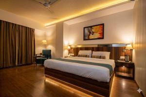 a hotel room with a large bed and a window at Hotel Rallentino in Kota