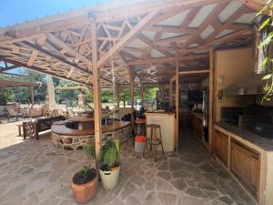 eine Terrasse mit Außenküche und Bar in der Unterkunft Orange House in Keramotí