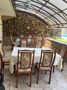 a dining room with a table and chairs at Yvette B&B in Garni