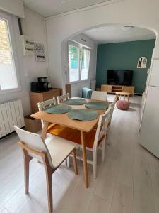 a dining room with a table and chairs at Maison La Petite Pause in Bray-Dunes