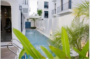 a swimming pool in the middle of a building at Sunrise Villa BT09-A02 Vlasta Sam Son in Trương Tần