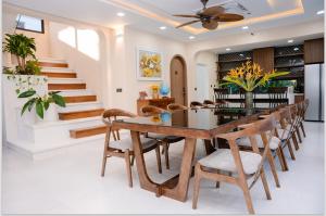a dining room with a table and chairs at Sunrise Villa BT09-A02 Vlasta Sam Son in Trương Tần