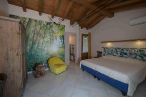 1 dormitorio con 1 cama y una pintura en la pared en Agriturismo La Boschina, en Crema