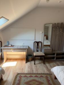 a bedroom with a desk and a mirror and a bed at Yvette B&B in Garni