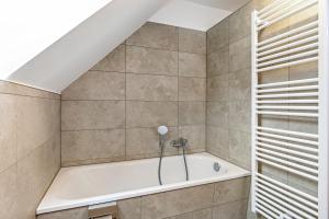 a bathroom with a tub and a window at Zeitlos Wriezen 2 in Wriezen