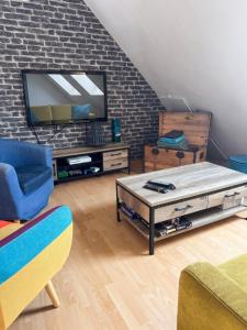 a living room with a couch and a tv at Appartement charmant à Sarzeau avec vue sur la mer, 55 m² in Sarzeau