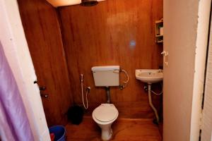a small bathroom with a toilet and a sink at kingsgate in Nerul +4 photos