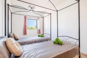 a bedroom with two beds and a mirror at Ferrera Soul 2a in Felanitx