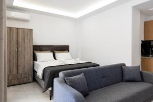 a bedroom with a bed and a couch at Beautiful Apartment in Larisa