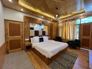a bedroom with a large bed in a room at AP cottage and huts in Manāli