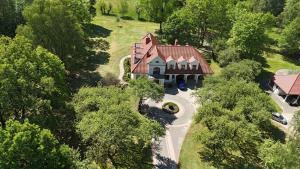 an overhead view of a large house with a driveway at Dwór Grabina in Ciechomice