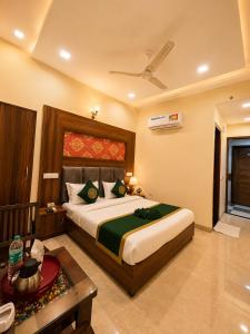 a bedroom with a large bed in a room at Hotel Woodlark Heights Zirakpur Chandigarh !! Family Hotel ! Easy Airport Access ! Budget Friendly in Chandīgarh