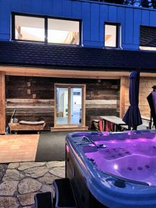 a purple tub in front of a house at Ein JUWEL "zum-Auerhahn" in Modriach