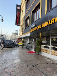 a building on a city street with a parking lot at Girasun otel in Jesıret ibn Omar