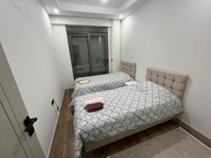 a small bedroom with a bed and a mirror at Liza Evren Sitesi in Manavgat