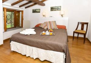 ein Schlafzimmer mit einem Bett, auf dem ein Tablett mit Essen steht in der Unterkunft Baduerughe - ValledelLago in Poggio Mirteto