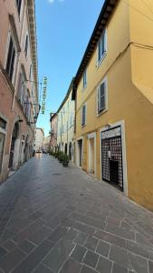 an empty street in an alley between two buildings at La Casa di Stela 2 in Terni