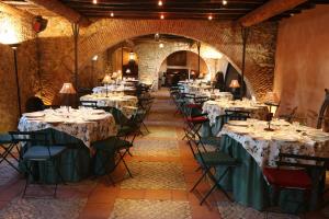 A restaurant or other place to eat at Quinta Da Praia Das Fontes