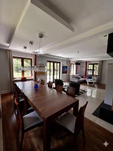 a large dining room with a wooden table and chairs at Dwór Grabina in Ciechomice