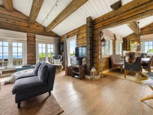 a living room with a couch and a tv at Dream mountain cabin with jacuzzi and views in Gol