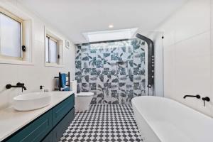 Gallery image of Wattlebird Cottage managed by Batemans Bay Accom in Moruya Heads +8 photos