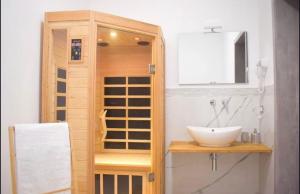 ein Badezimmer mit Waschbecken und Spiegel in der Unterkunft Yllen Rooms in Avola + 63 Fotos
