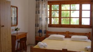 a bedroom with a bed and a window at Vigla in Spartià