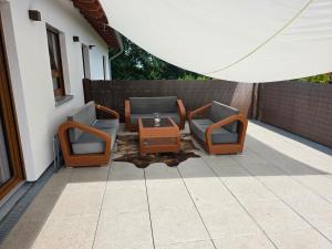 three chairs and a table on a patio at Ferienwohnung Engel in Grebenstein