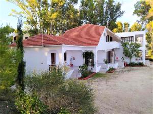 a white house with a red roof at Vigla in Spartià