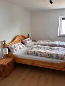 a bedroom with a bed with a wooden headboard at Ferienhaus Vinzenze in Ediger-Eller