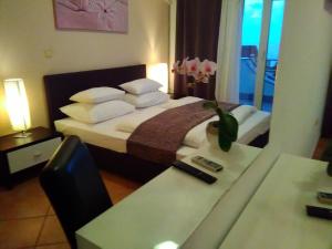 Postel nebo postele na pokoji v ubytování Guest house Garfild 2