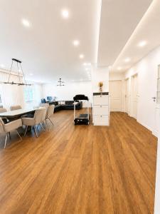 an empty living room with a wooden floor at Nürnberg Central Flat in Nuremberg