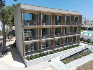 an apartment building with balconies and a pool at Apartamentos Can Pitet in Es Pujols