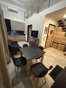 a living room with a table and chairs at Sun House z balią in Boszkowo-Letnisko