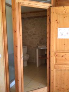 a small bathroom with a toilet and a sink at Mondeslandhaus in Courrensan